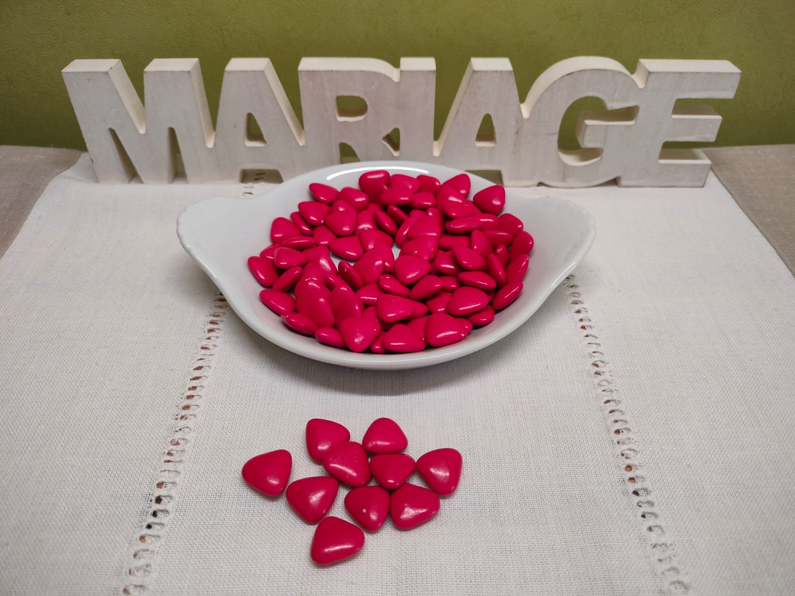 Dragées coeur chocolat lait couleur rouge framboise mariage