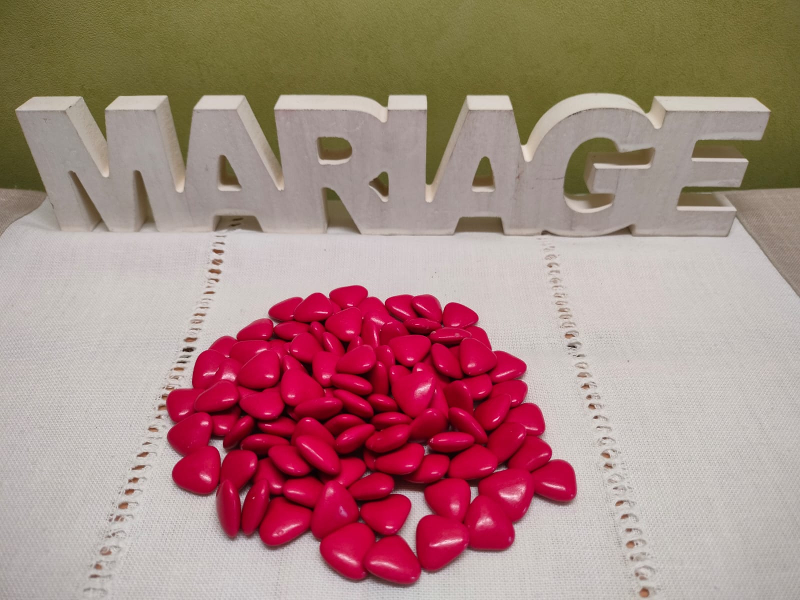 Dragées coeur chocolat lait couleur rouge framboise détail