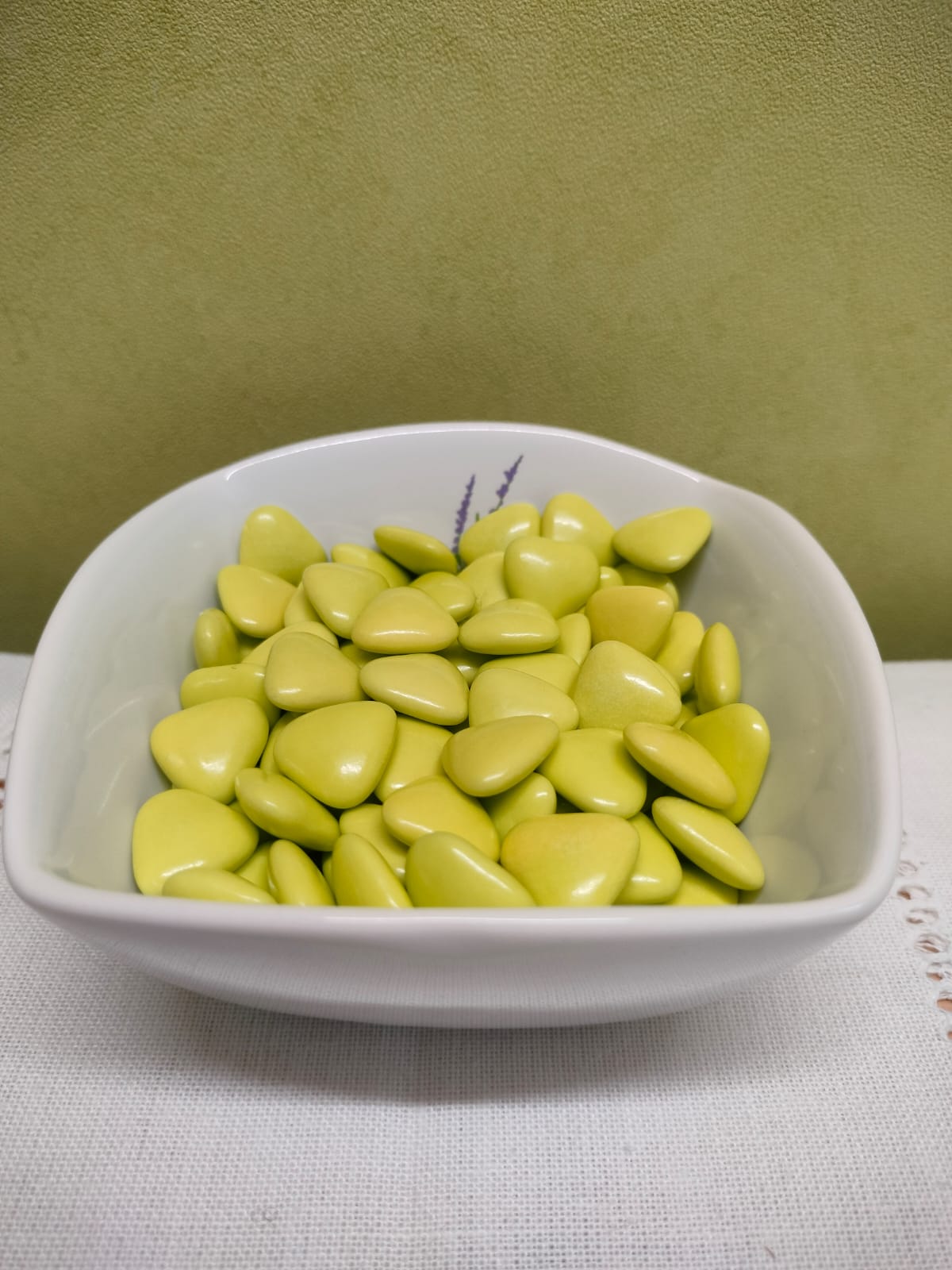 Dragées coeur chocolat lait couleur vert anis coupelle