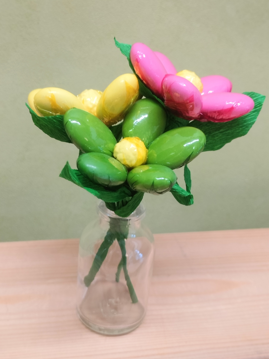 Vase bouteille fleurs dragées chocolat face