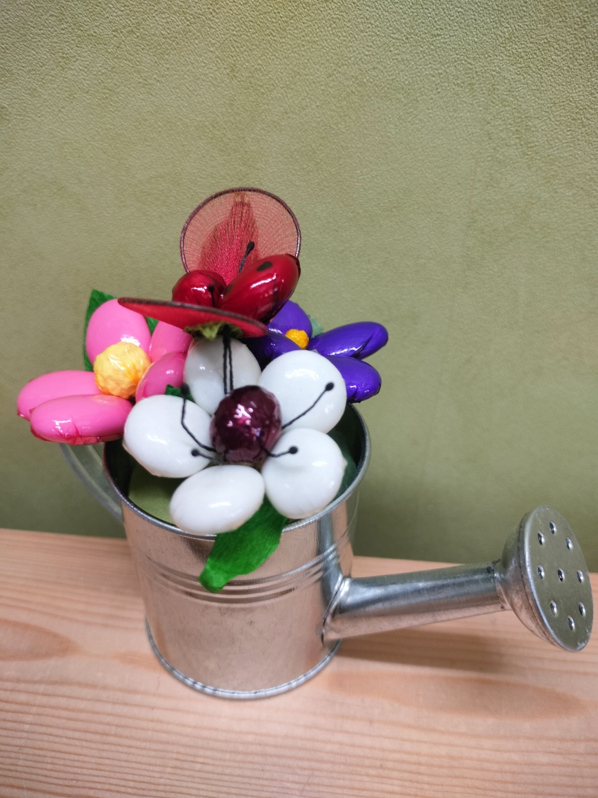 Arrosoir fête des mères fleurs coccinelle dragées chocolat