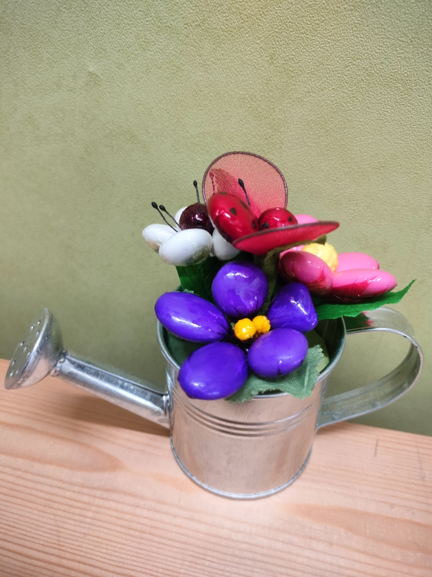 Arrosoir fête des mères fleurs dragées chocolat
