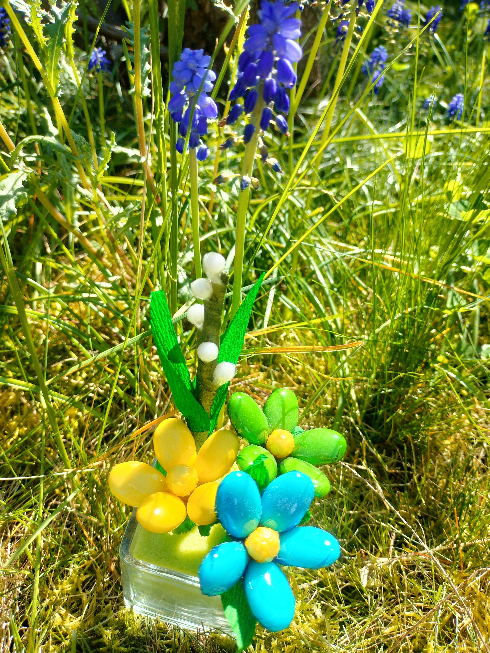 Cube fleurs de dragées et muguet en bonbons de sucre et muscaris