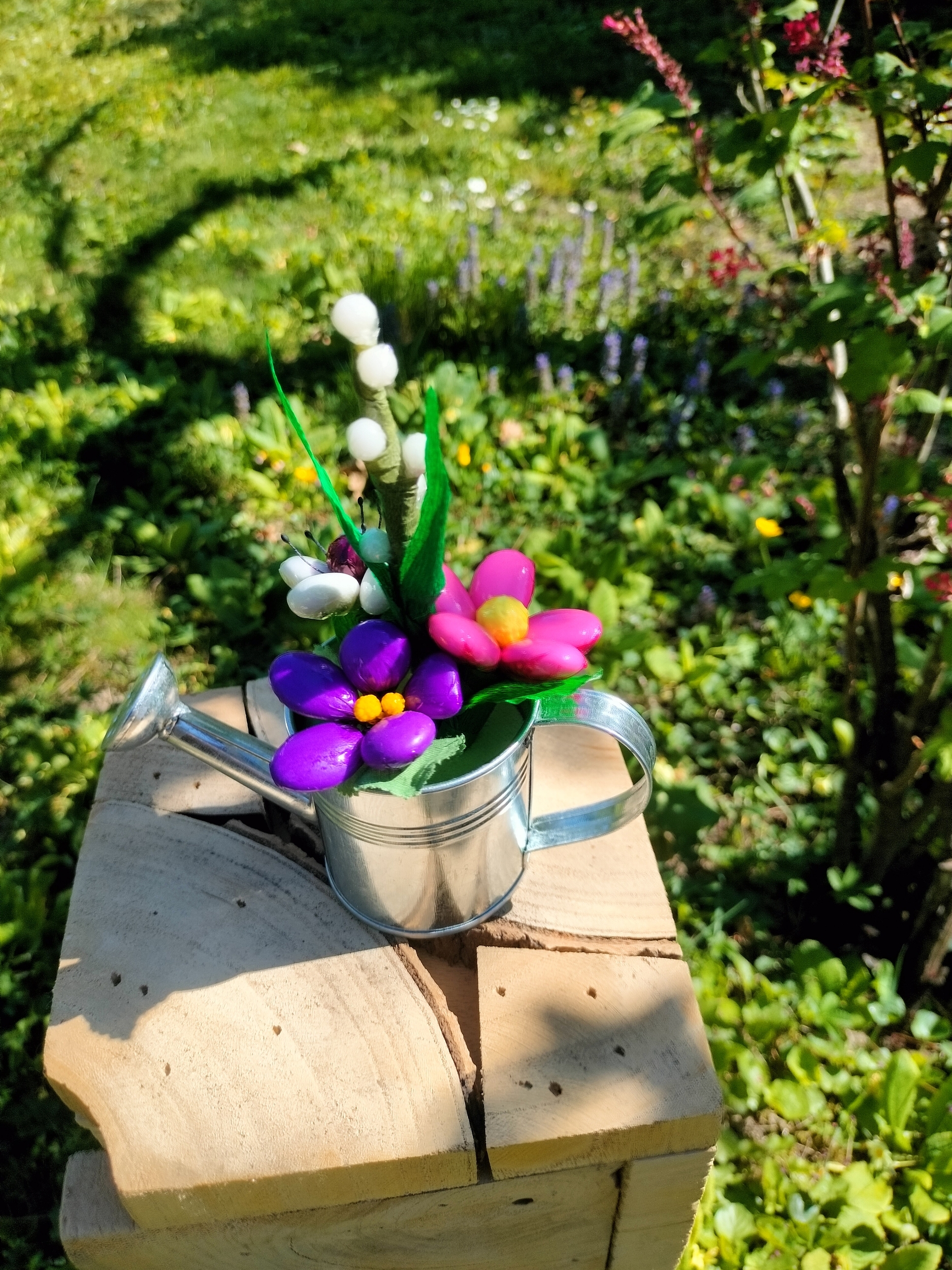Arrosoir fleurs de dragées et muguet en bonbons de sucre jardin