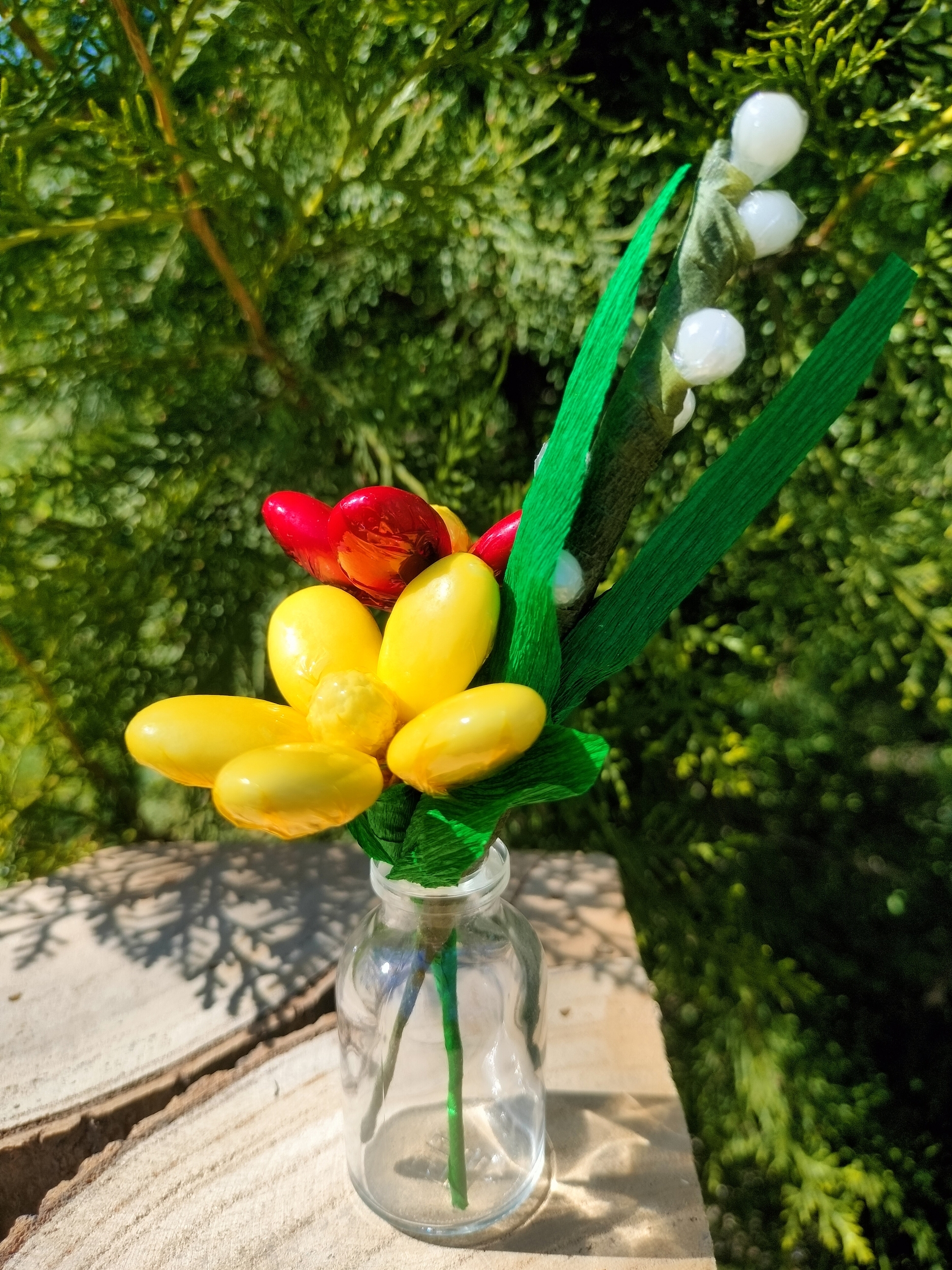 Vase bouteille fleurs de dragées et muguet en bonbons de sucre verdure