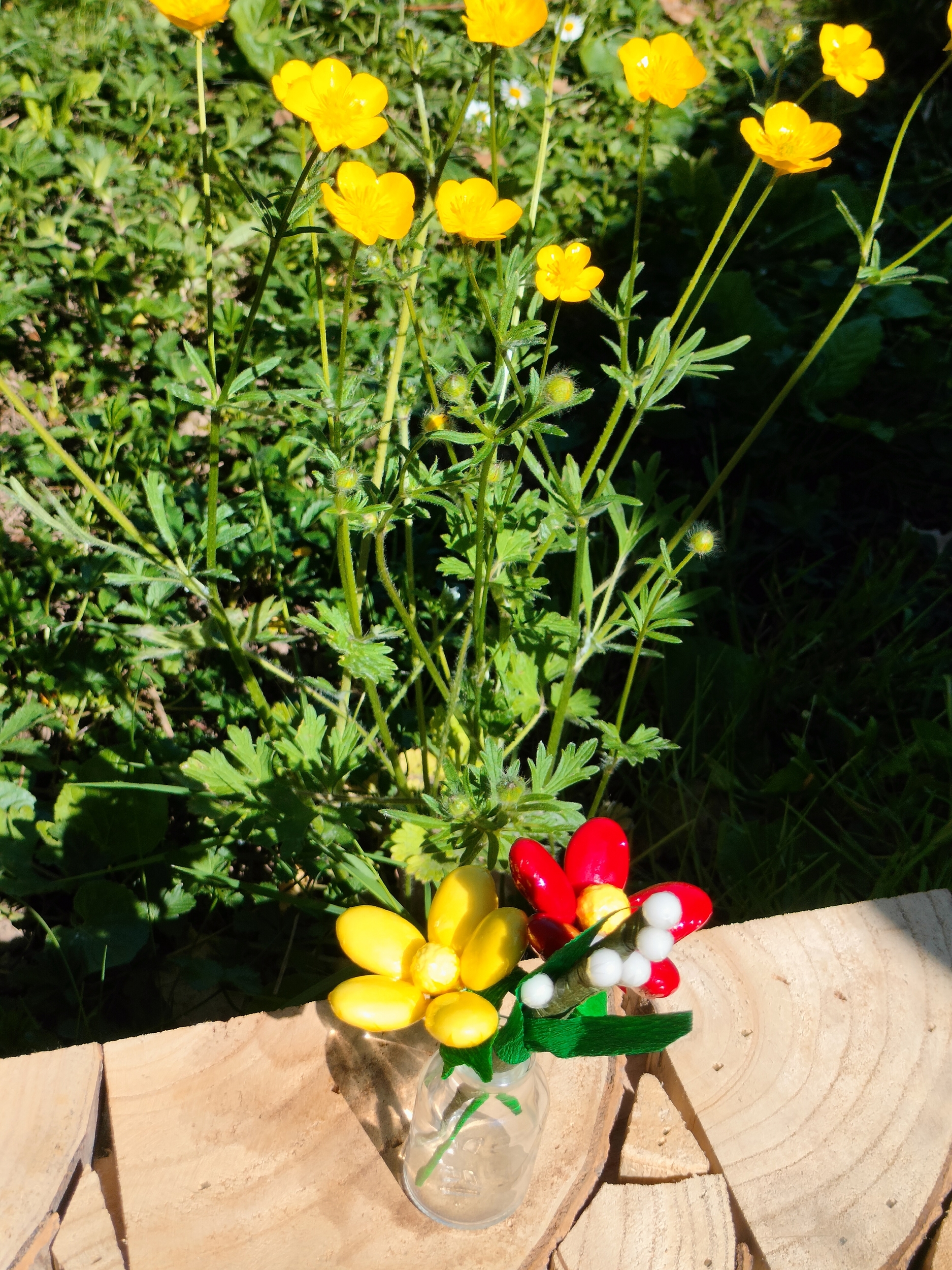 Vase bouteille fleurs de dragées et muguet en bonbons de sucre coucou