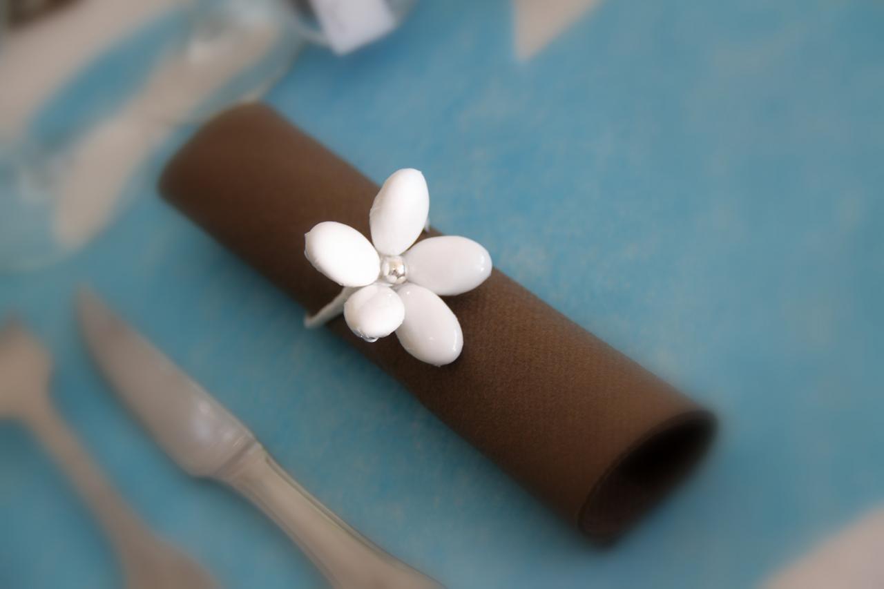 Rond de serviette marguerite dragées chocolat