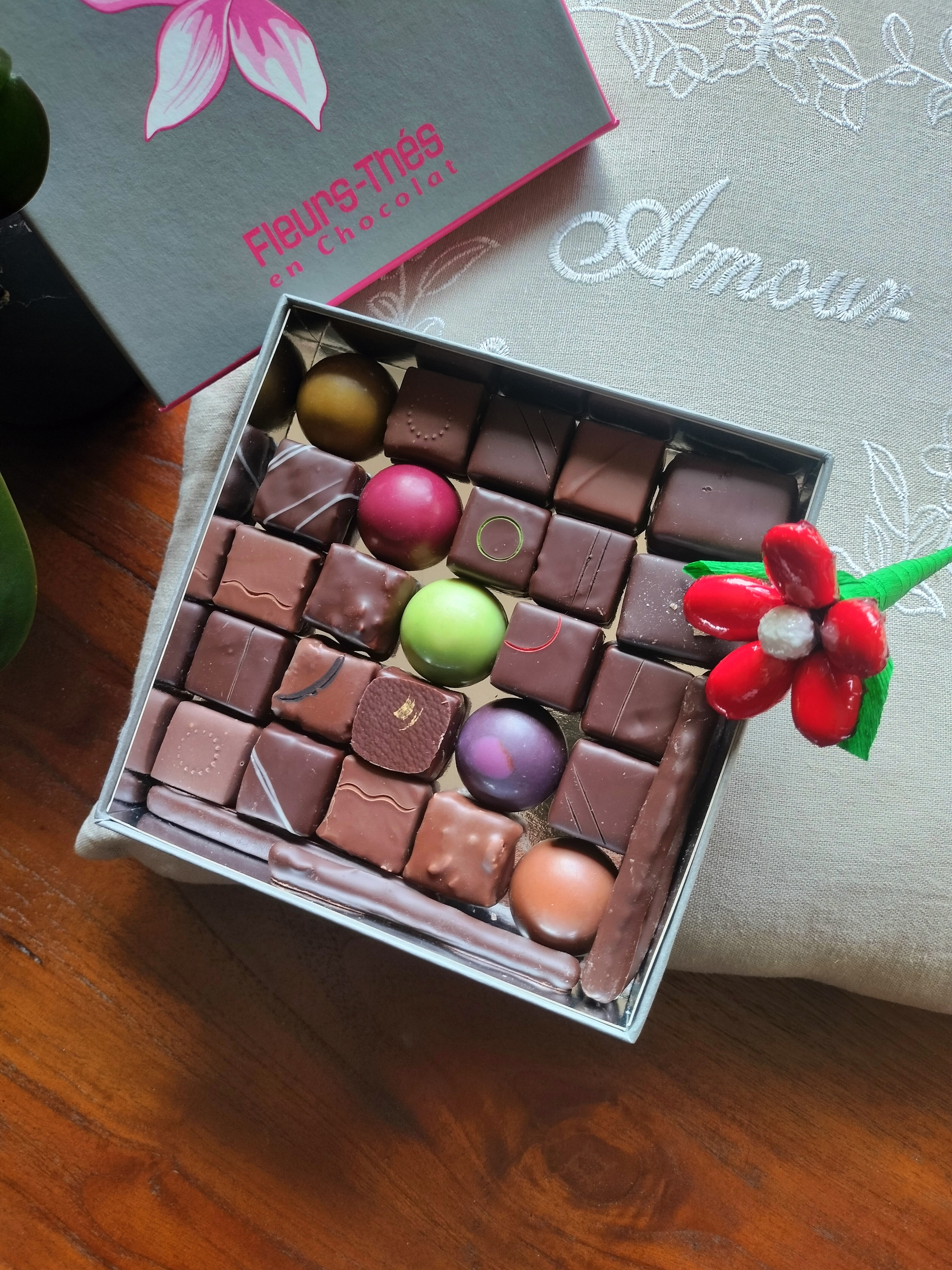 Ecrin chocolats et marguerite rouge ouvert V2