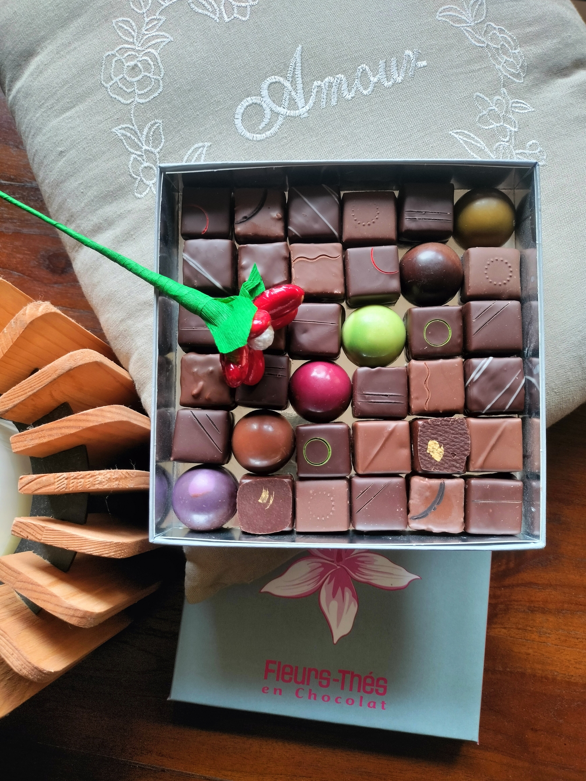 Ecrin chocolats et marguerite rouge ouvert V3