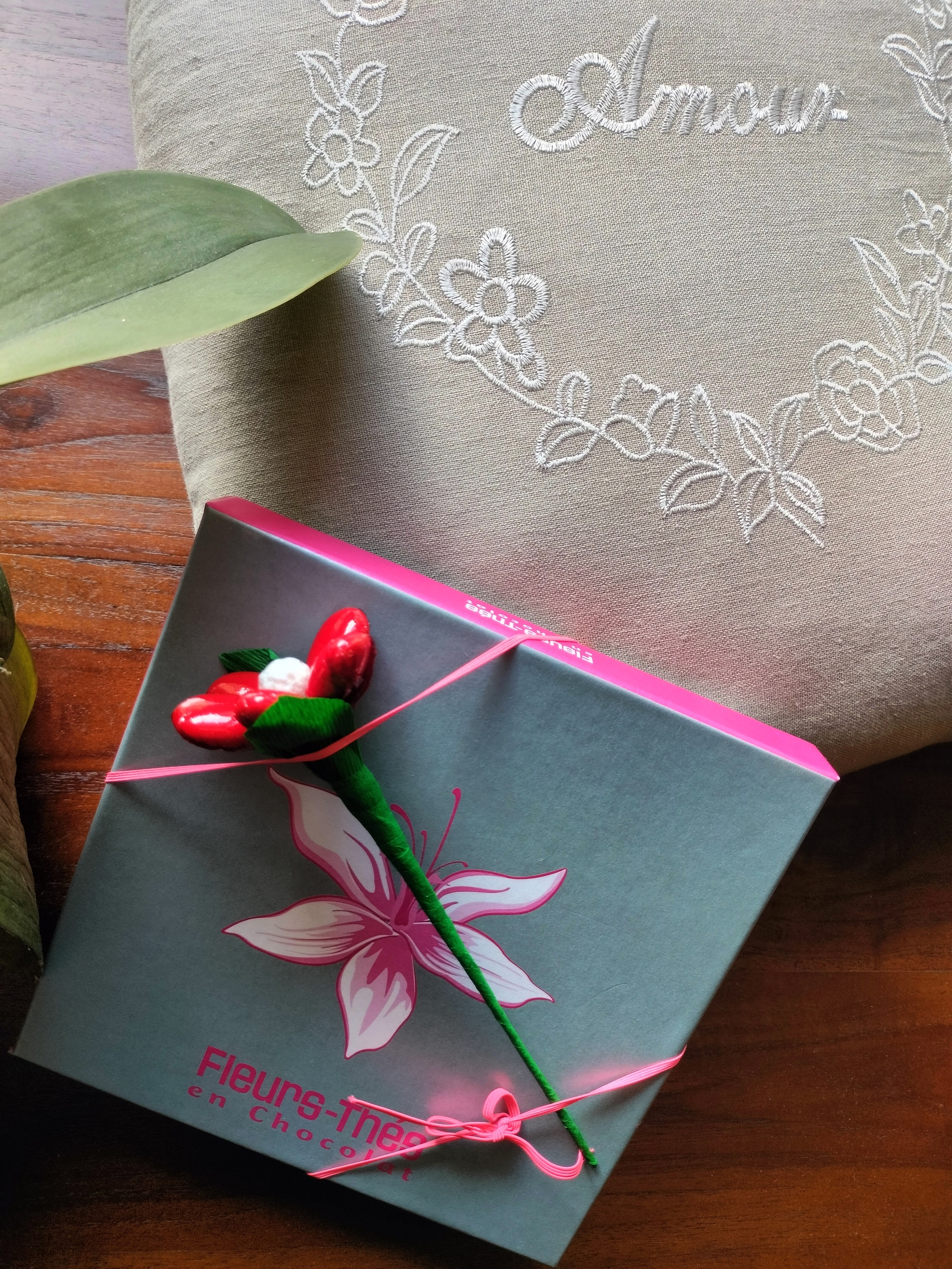 Ecrin chocolats et marguerite rouge fermé V3