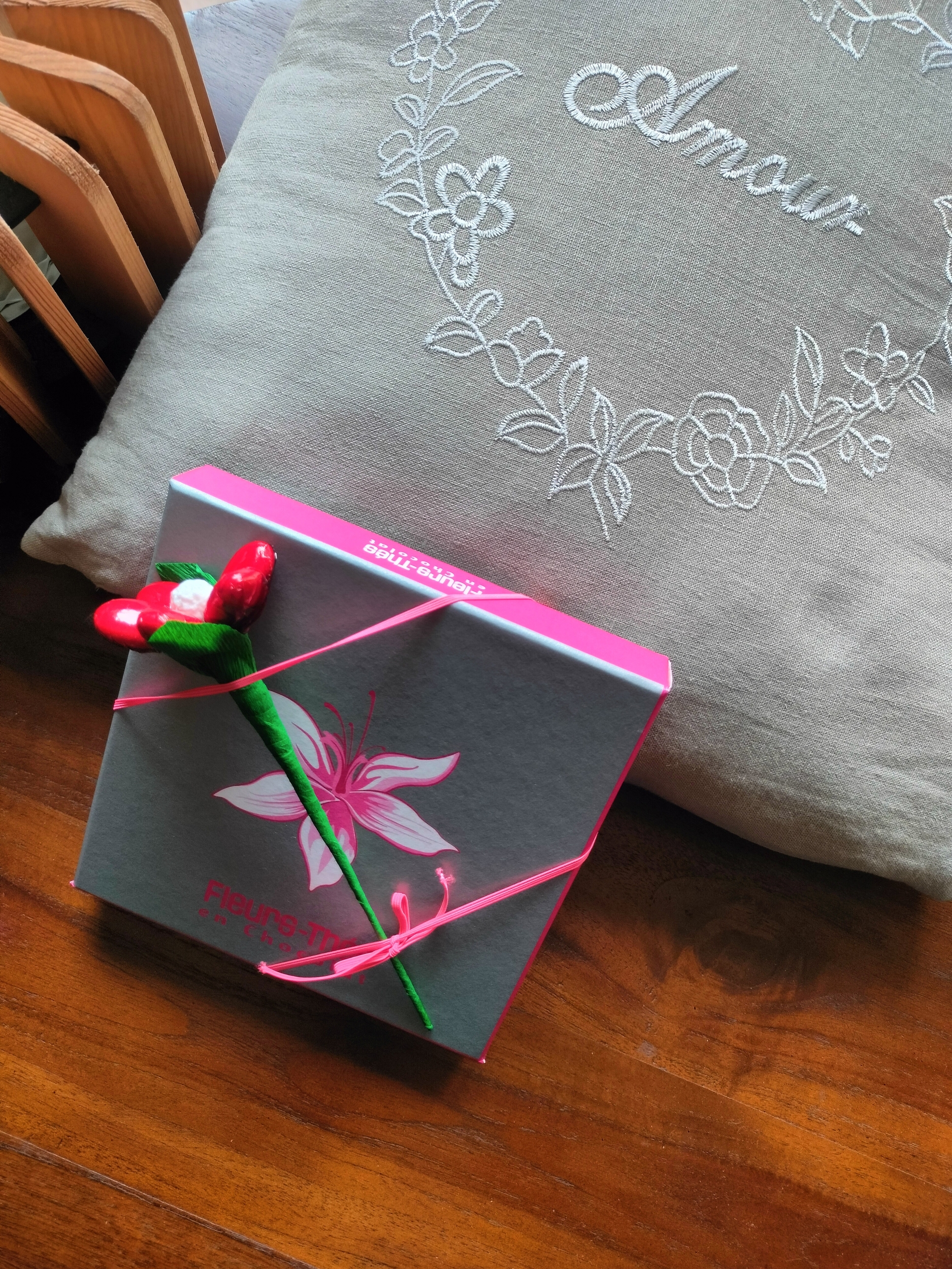 Ecrin chocolats et marguerite rouge fermé V2