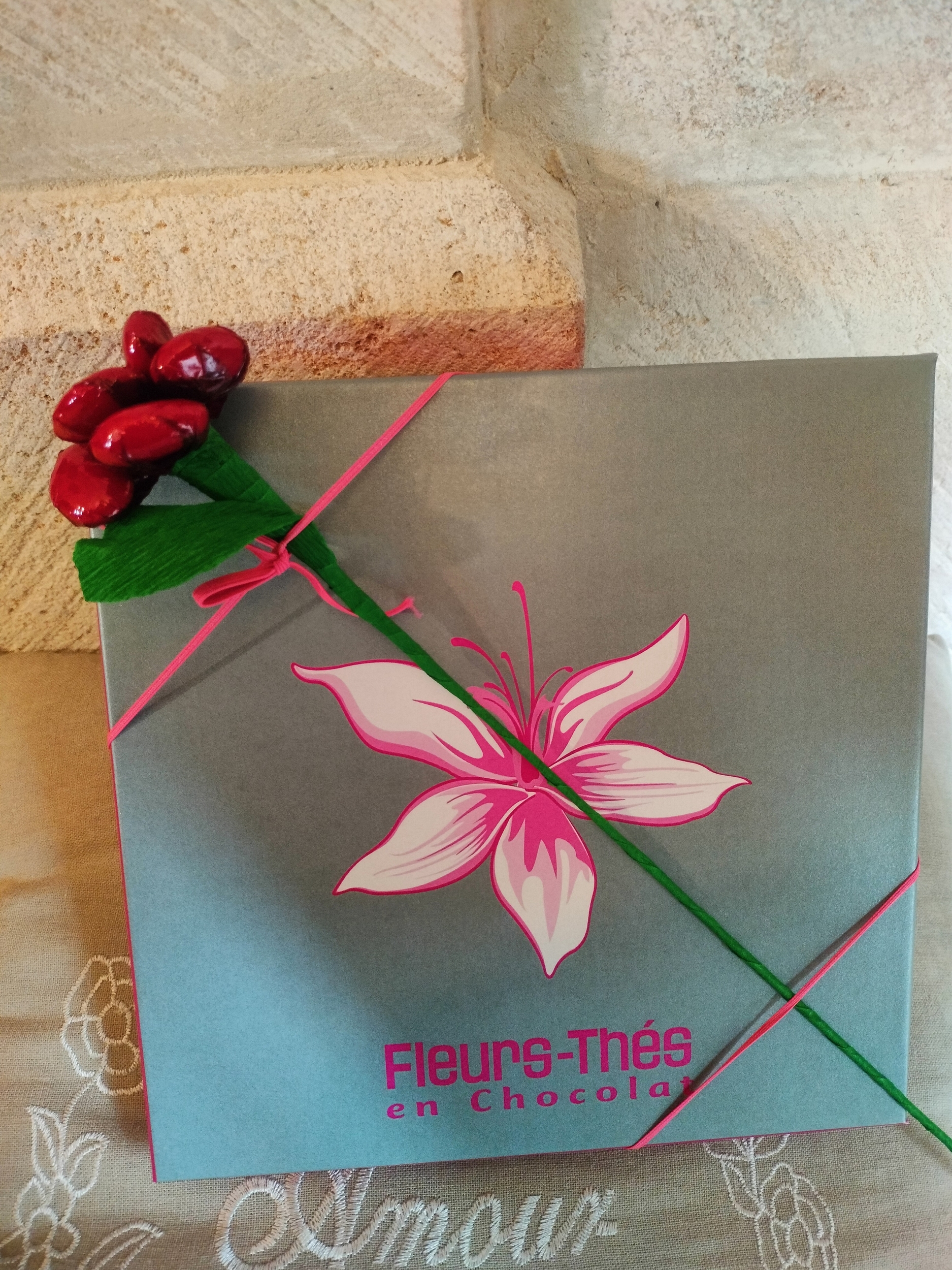 Ecrin chocolats et rose rouge en dragées fermé