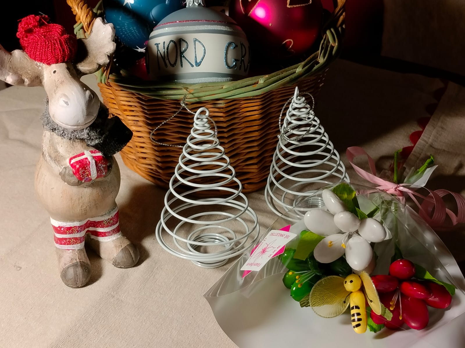 Bouquet de Noël frésias abeille ou coccinelle dragées chocolat 2