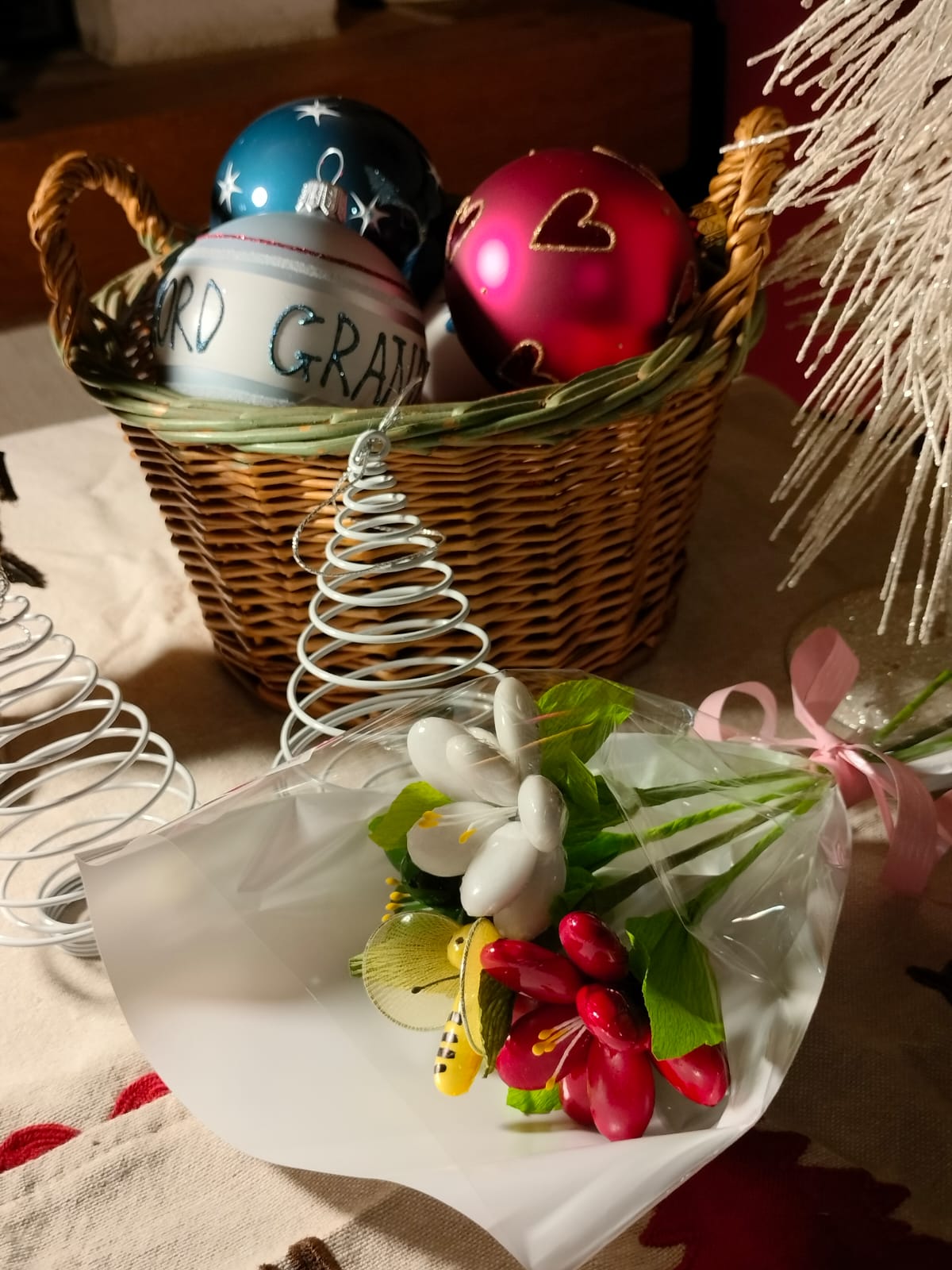 Bouquet de Noël frésias abeille ou coccinelle dragées chocolat 1
