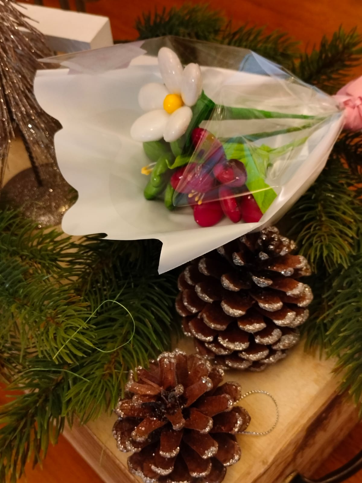 Bouquet de Noël de frésias et marguerite dragées chocolat 3