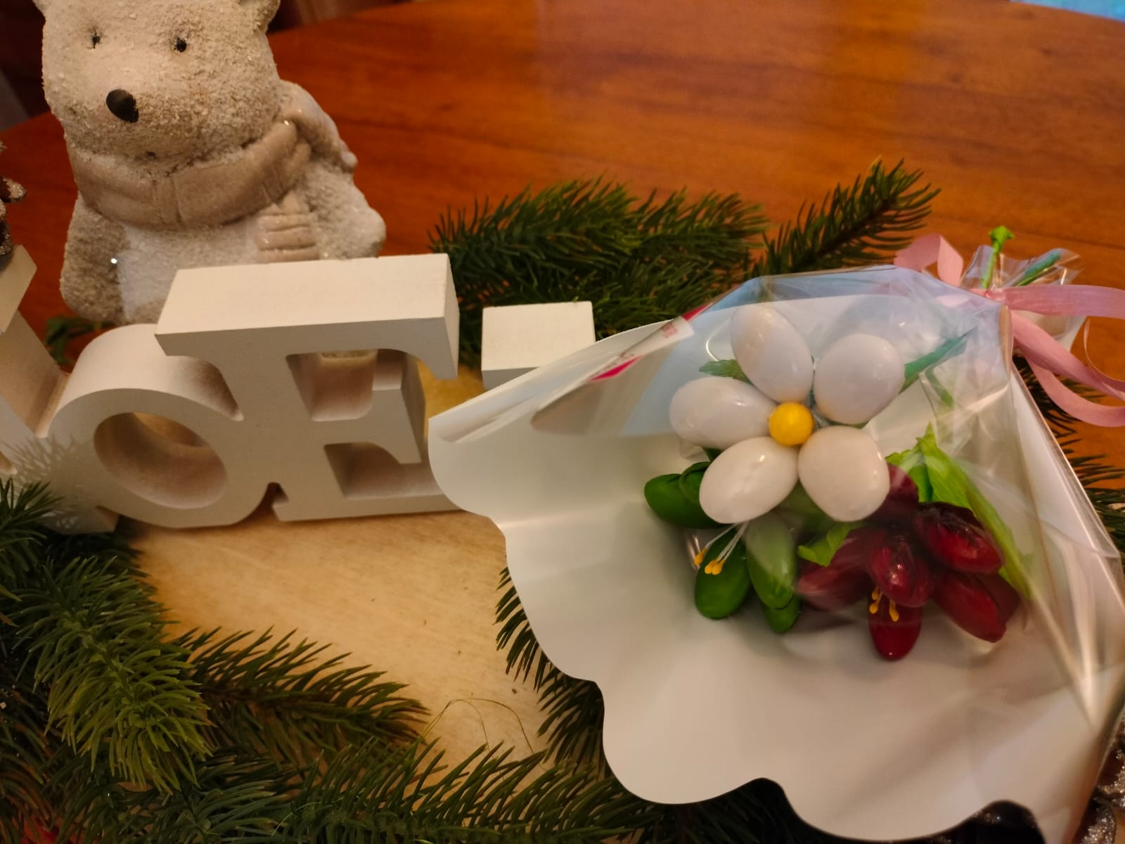 Bouquet de Noël de frésias et marguerite dragées chocolat 1