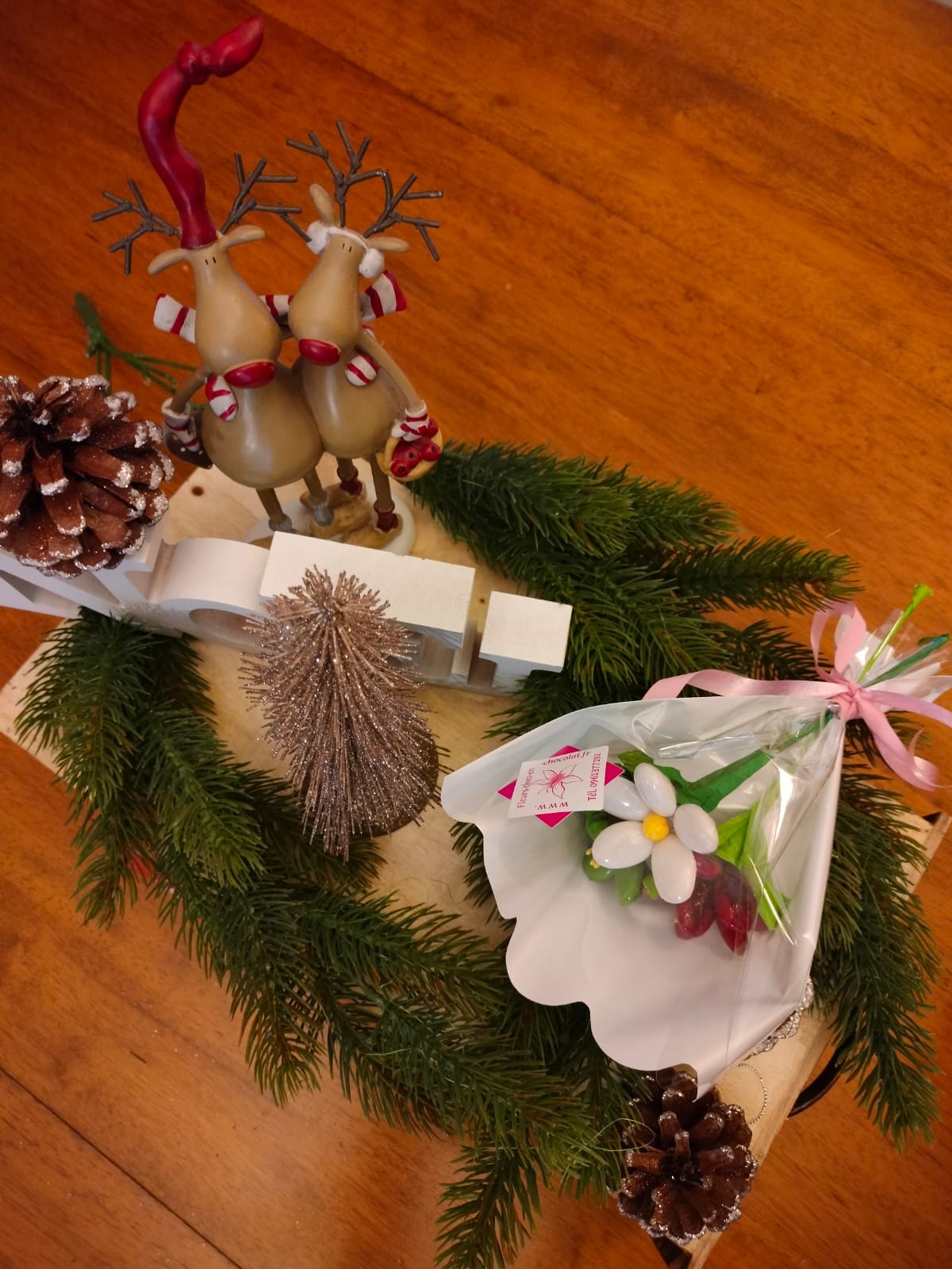 Bouquet de Noël de frésias et marguerite dragées chocolat 2