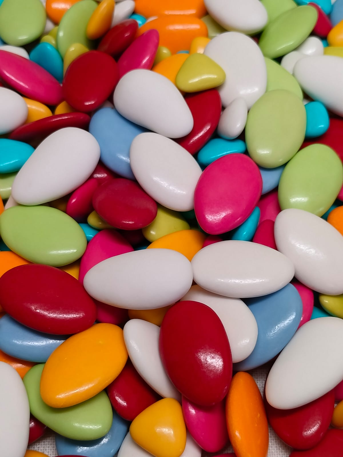 Dragées chocolat noir et lait couleurs assorties et dragées amande zoom