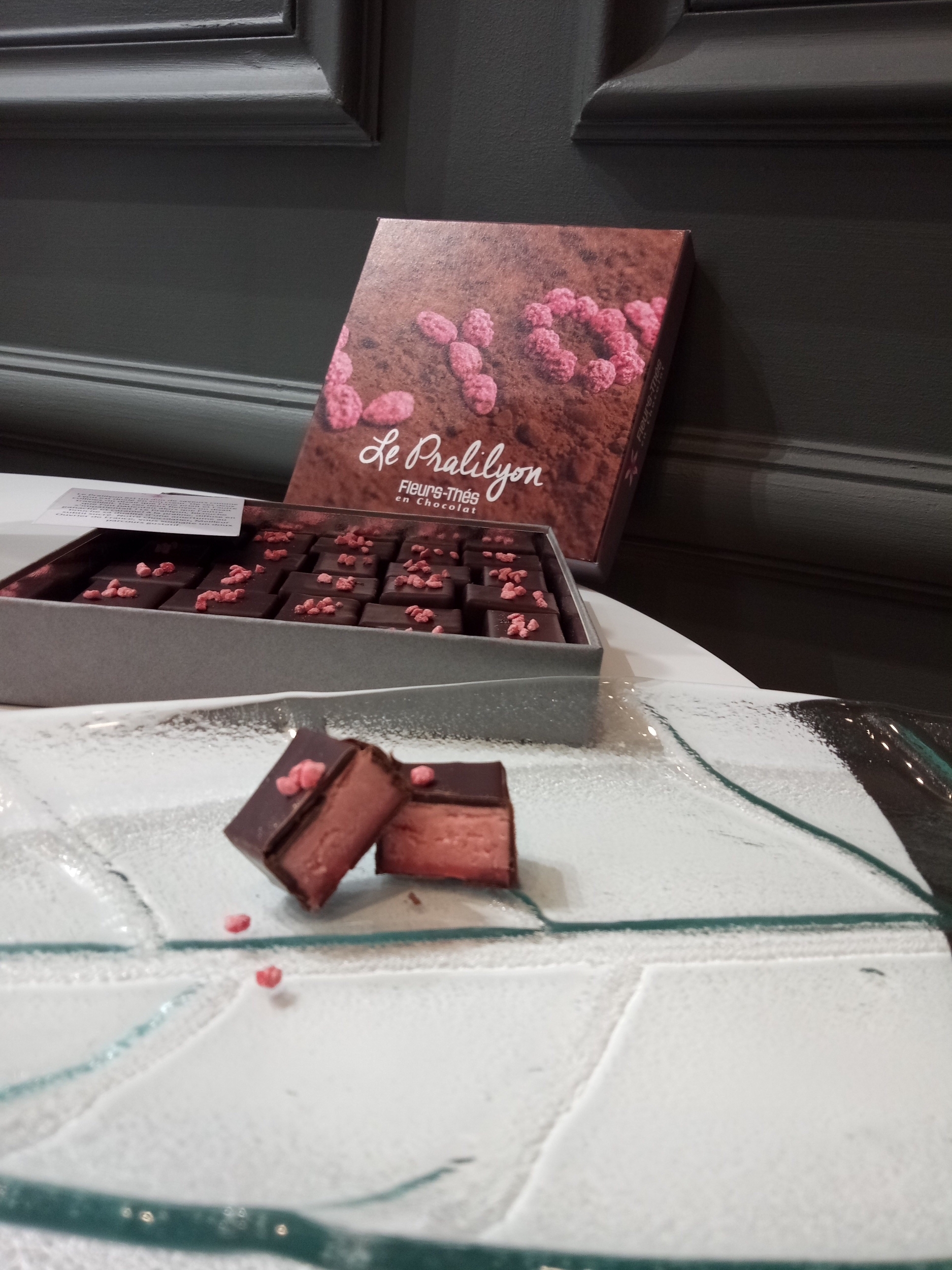 le pralilyon r bonbon de chocolat specialite lyonnaise coupe