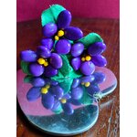 Bouquet Saint Valentin violettes dragées chocolat coeur argent
