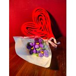 Bouquet Saint Valentin violettes dragées chocolat coeur rouge