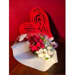 Bouquet Saint Valentin pivoines dragées chocolat coeur rouge