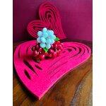 Bouquet Saint Valentin pivoines dragées chocolat coeurs rouges bois