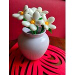 Bouquet Saint Valentin marguerites blanches dragées chocolat vase