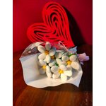 Bouquet Saint Valentin marguerites blanches dragées chocolat coeur rouge