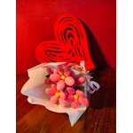 Bouquet Saint Valentin marguerites roses dragées chocolat coeur rouge bois