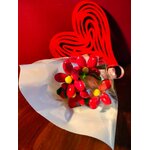 Bouquet Saint Valentin marguerites rouges dragées chocolat coeur rouge