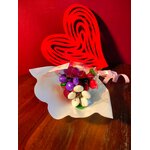 Bouquet Saint Valentin anémones dragées chocolat coeur rouge bois