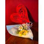 Bouquet Saint Valentin primevères dragées chocolat coeur rouge