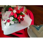 Bouquet Saint Valentin rouge et blanc dragées et chocolats coeur rouge et argent