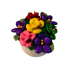 Vase blanc bouquet violettes dragées chocolat
