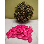 Dragées chocolat noir couleur magenta détail