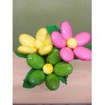 Vase bouteille fleurs dragées chocolat dessus