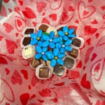 Bouquet coeur chocolat et dragées bleu