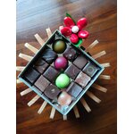 Ecrin chocolats et marguerite rouge ouvert V1