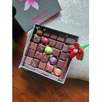 Ecrin chocolats et marguerite rouge ouvert V2