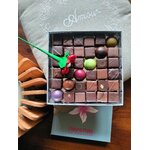 Ecrin chocolats et marguerite rouge ouvert V3