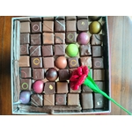 Ecrin chocolats et rose rouge en dragées ouvert