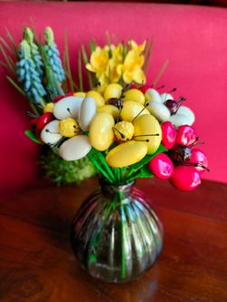 Vase vintage bouquet coquelicots anémones dragées chocolat 2