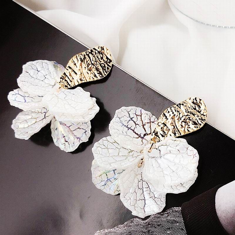 Boucles doreilles pendantes pétales de fleurs blanche, nacré et doré