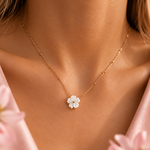 bijou doré fleur blanche