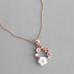 Collier pendentif couleur or rose, fleur blanche, papillon or rose, et cristaux colorés
