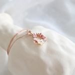 Collier pendentif couleur or rose, fleur blanche, papillon or rose, et cristaux colorés