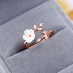 Bague couleur or rose fleur blanche et feuilles cristal