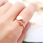 Bague couleur or rose fleur blanche et feuilles cristal