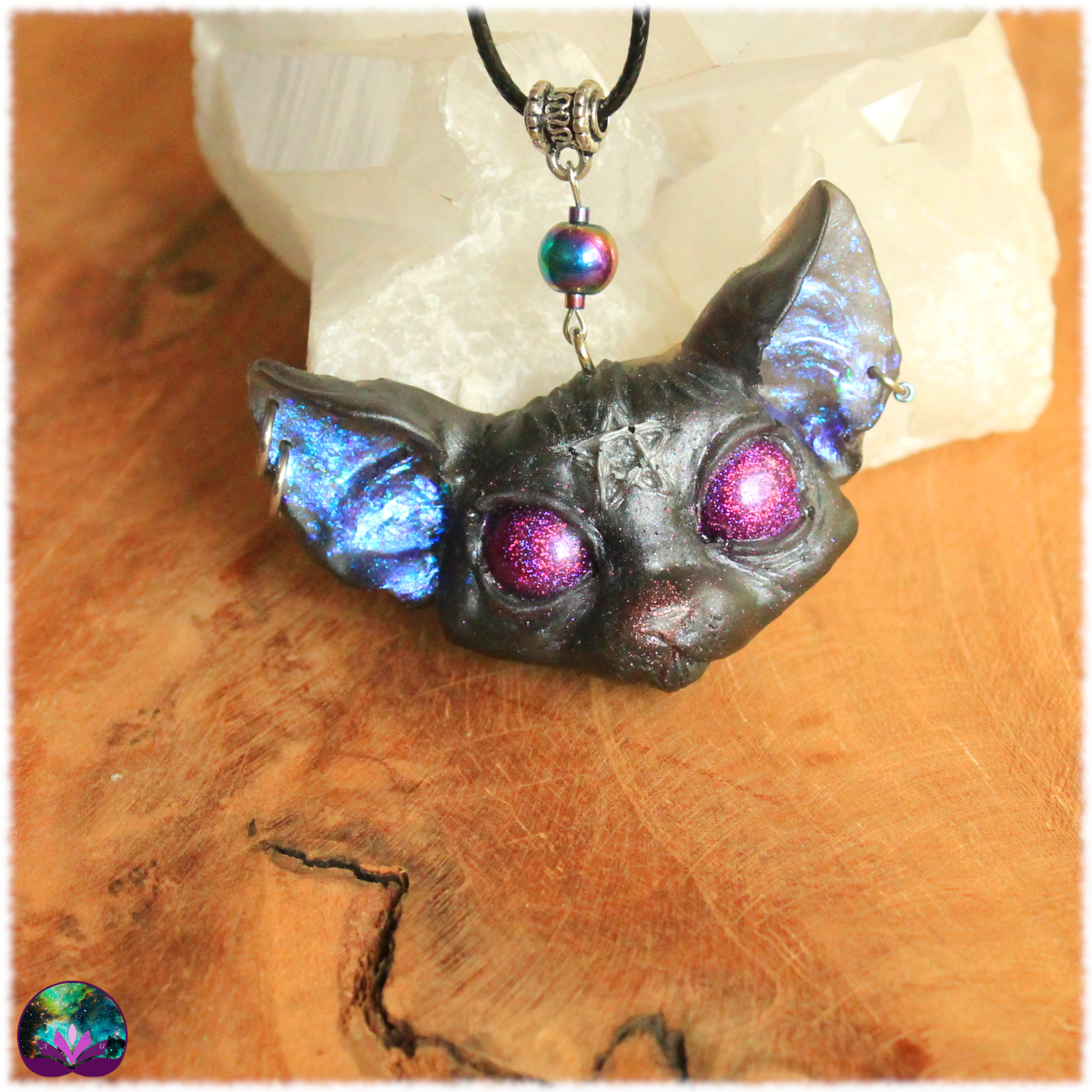 Pendentif chat mystique pentagramme gris yeux violet électrique